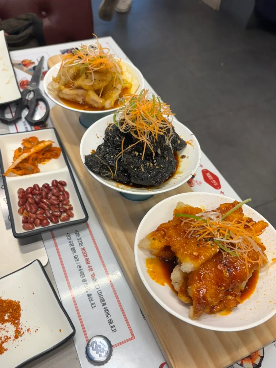 숯 화력에 익어가는 양꼬치 클로즈업