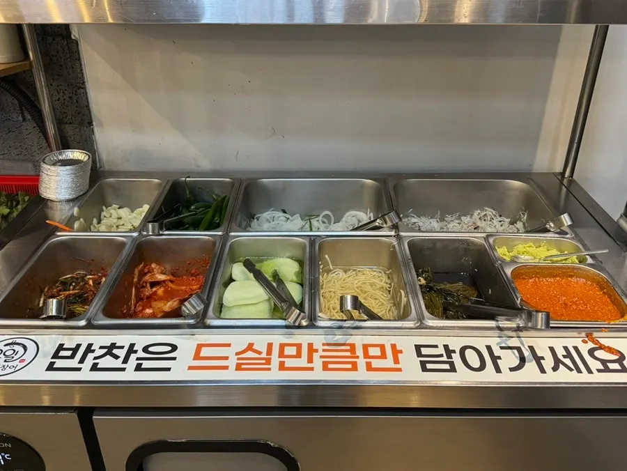 Lettuce, perilla leaves, garlic, and various sauces at the self-bar