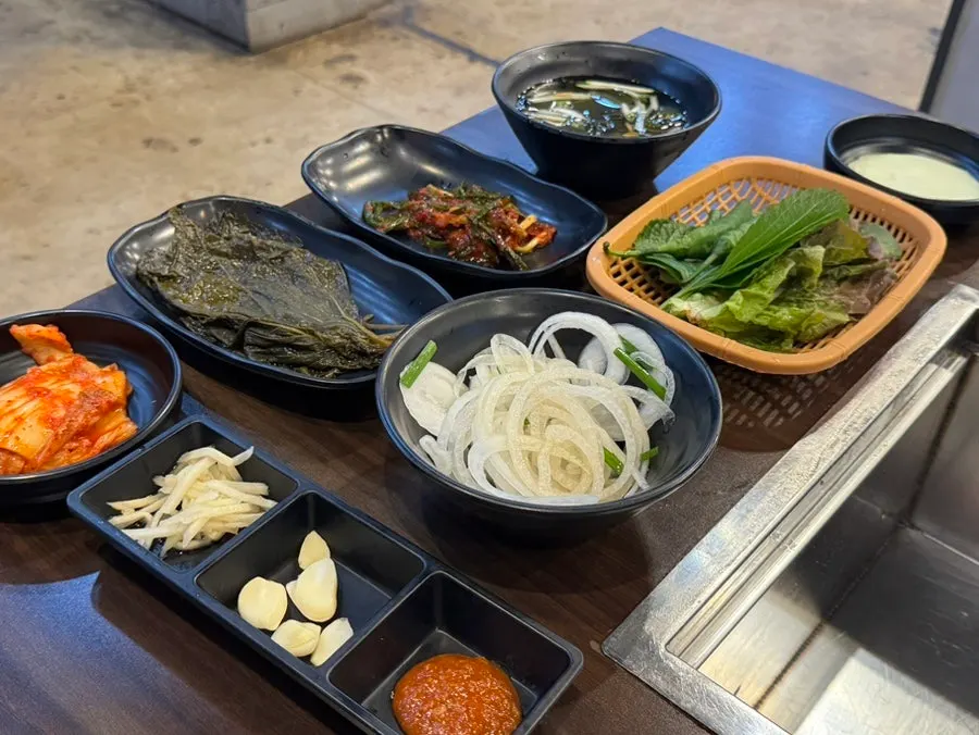 Basic side dish spread at Yuil Jangeo