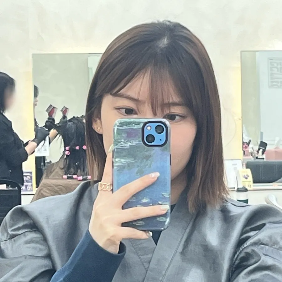 붉은 기가 올라온 균일하지 않은 머리 컬러