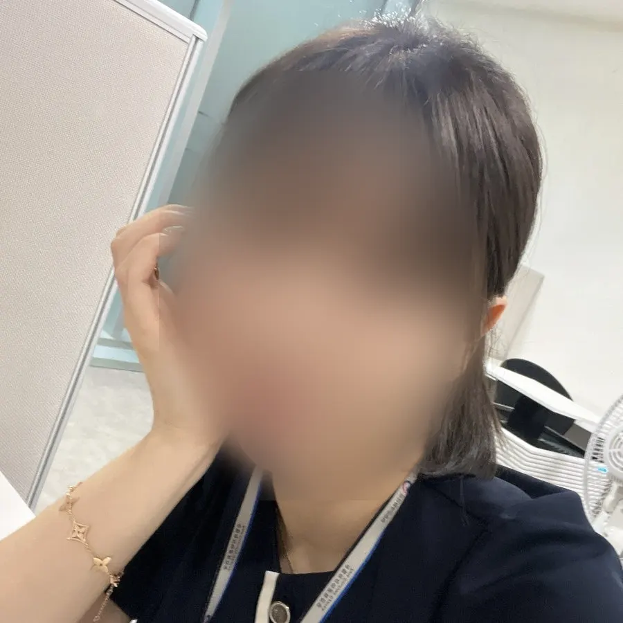 카키빛이 도는 매트브라운 컬러