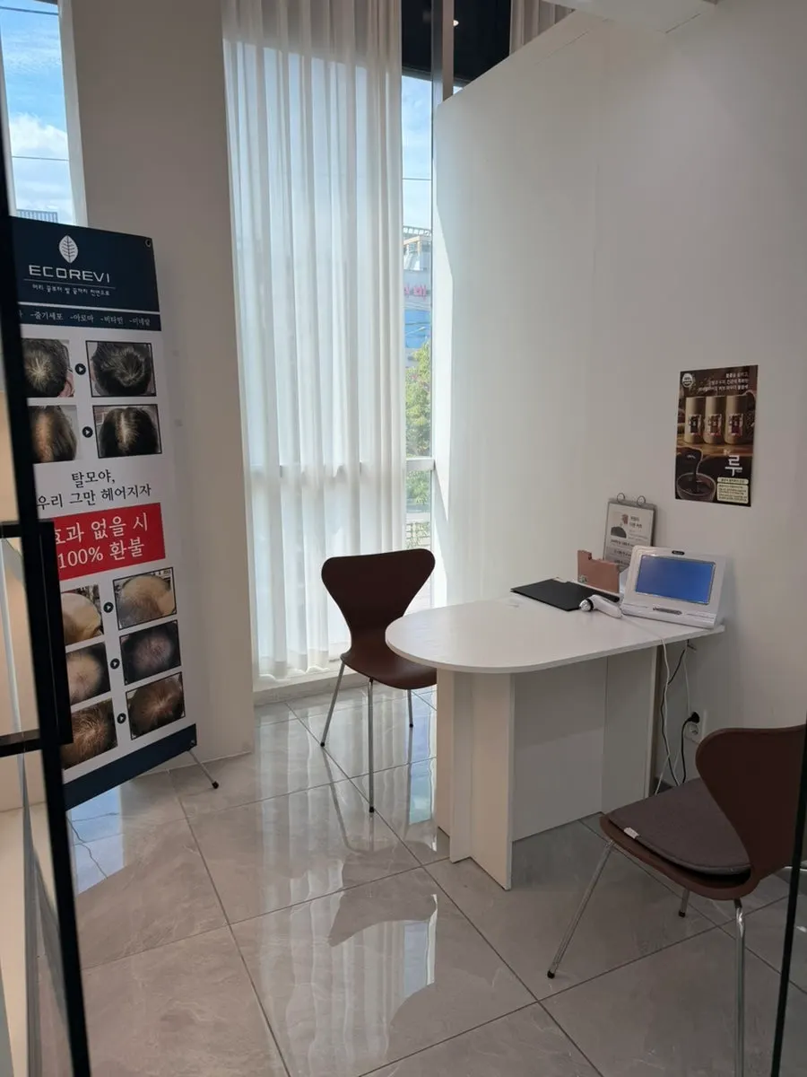 The shampoo room with a massage chair