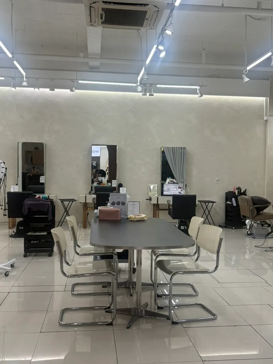 Spacious 200-pyeong interior of Eco Revi Hair & Spa Gwangju Hanam Branch