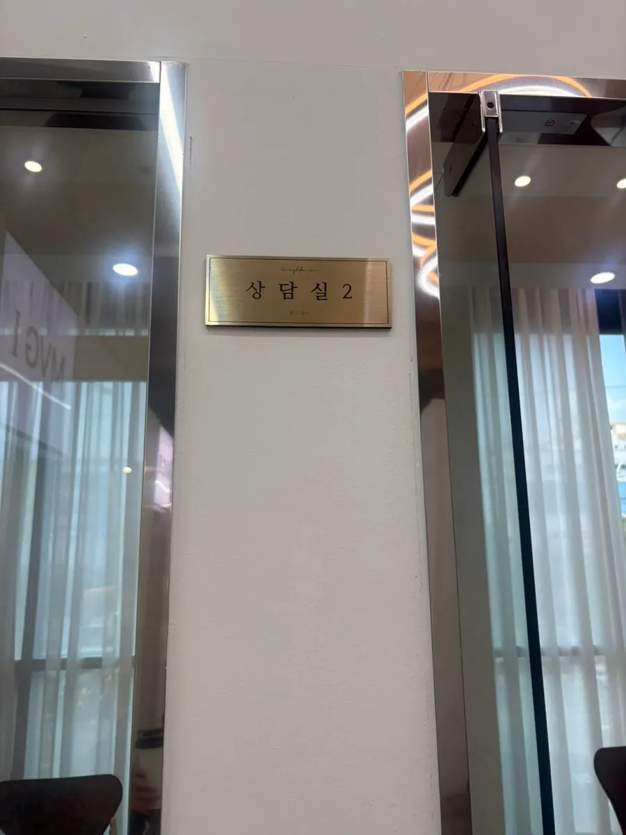 1:1 consultation in the scalp and hair diagnosis room