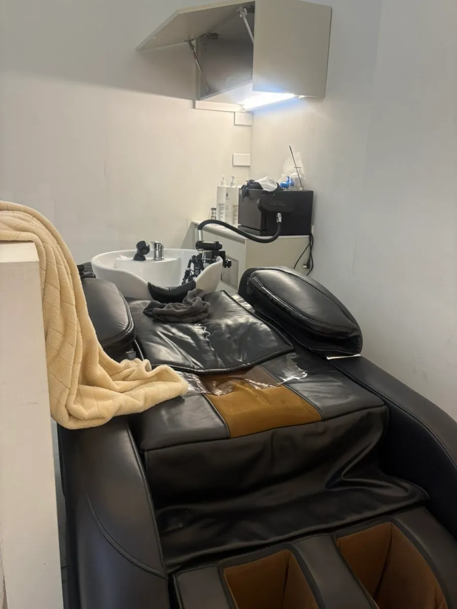 Finishing shampoo and scalp massage in a massage chair