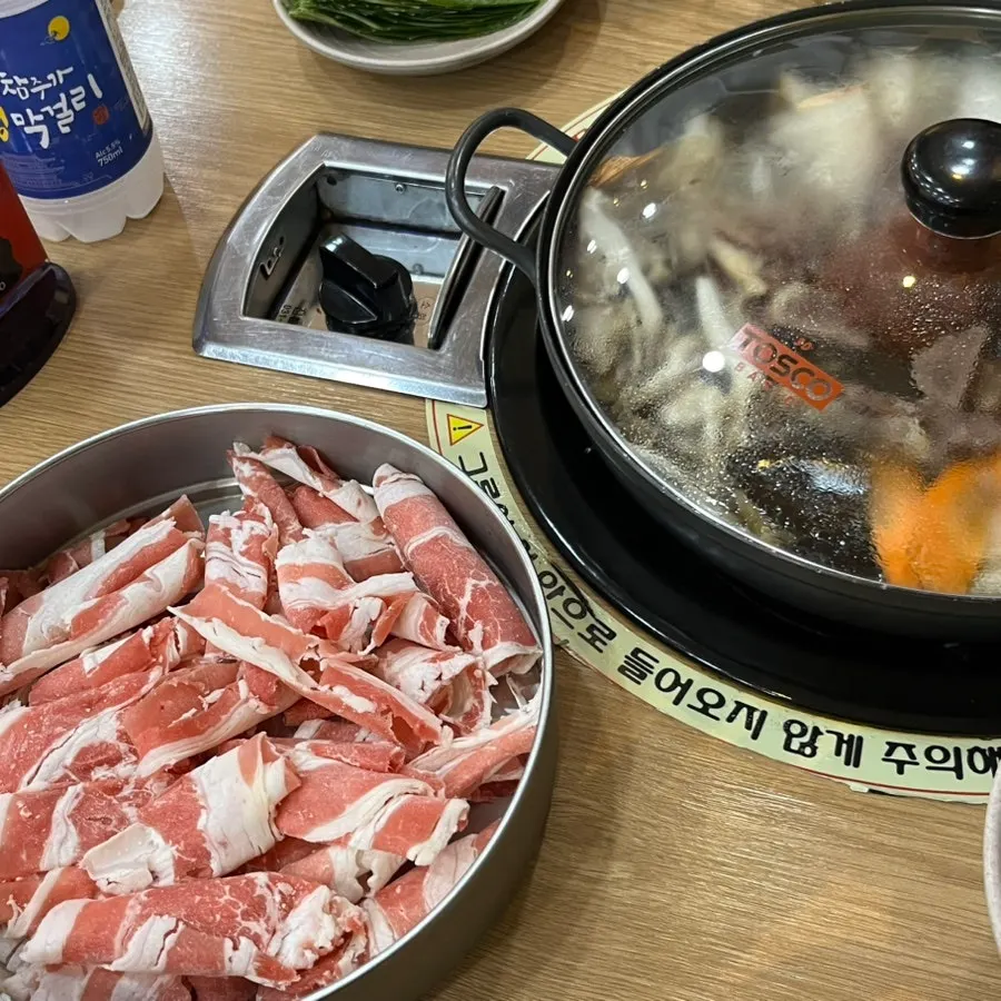 Self-serve bar for extra side dishes and tableware