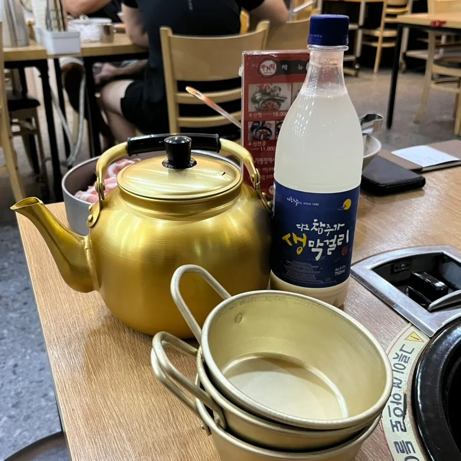 Usintang hot pot set on the table
