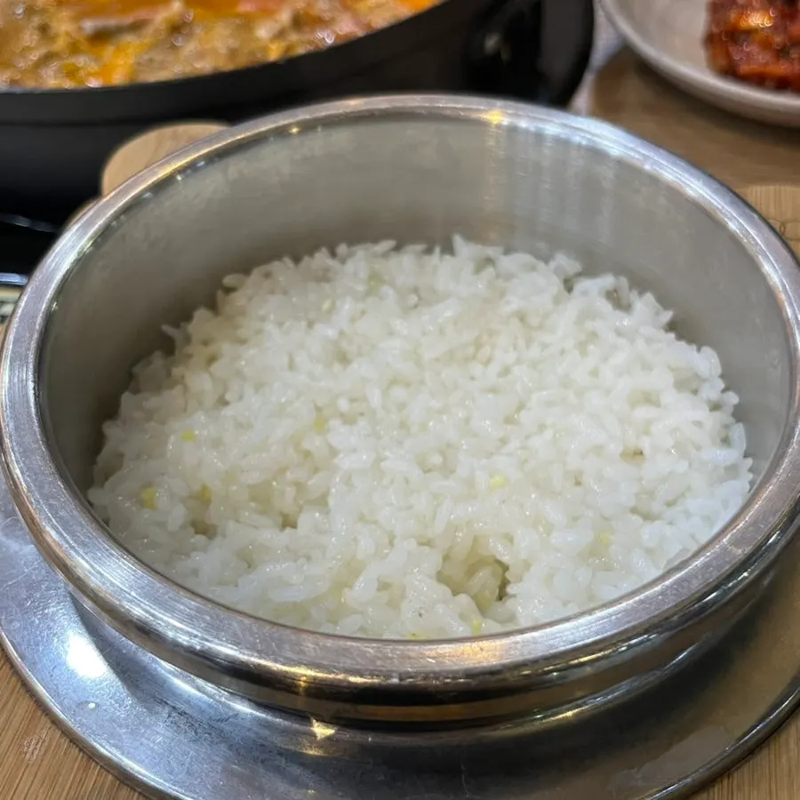 Glossy pot rice with the lid opened
