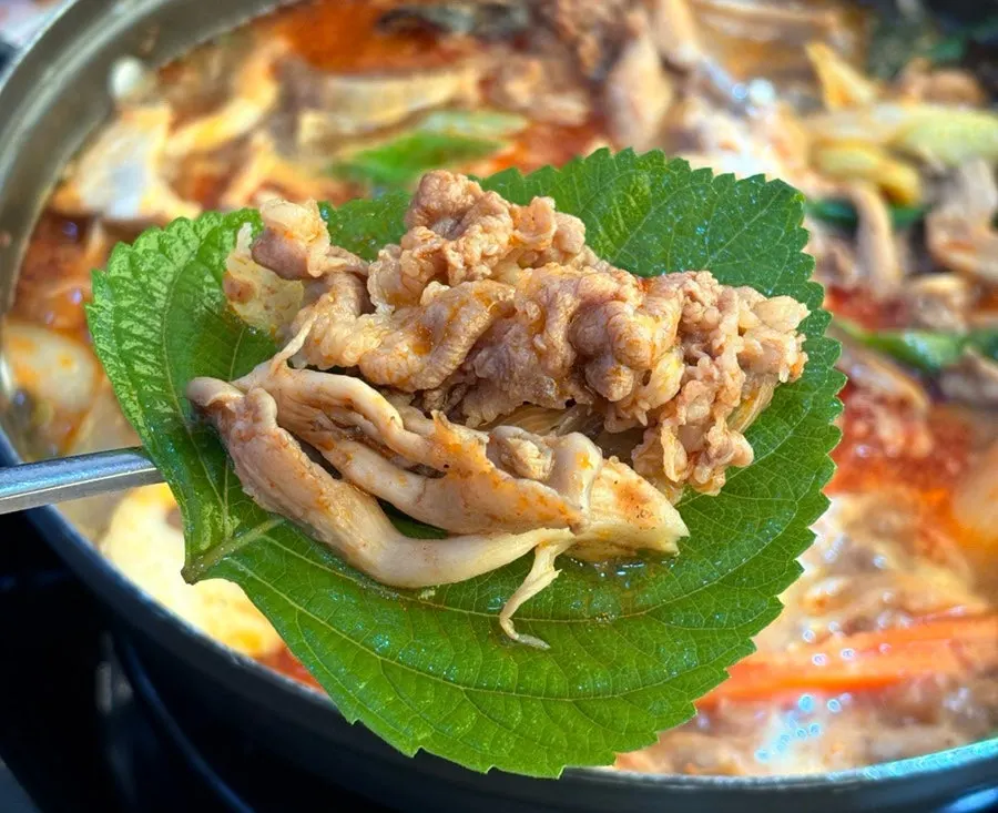 양념을 푼 뒤 끓고 있는 우신전골