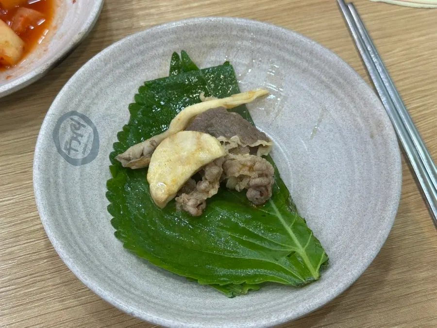 Usin jeongol and rice table setting