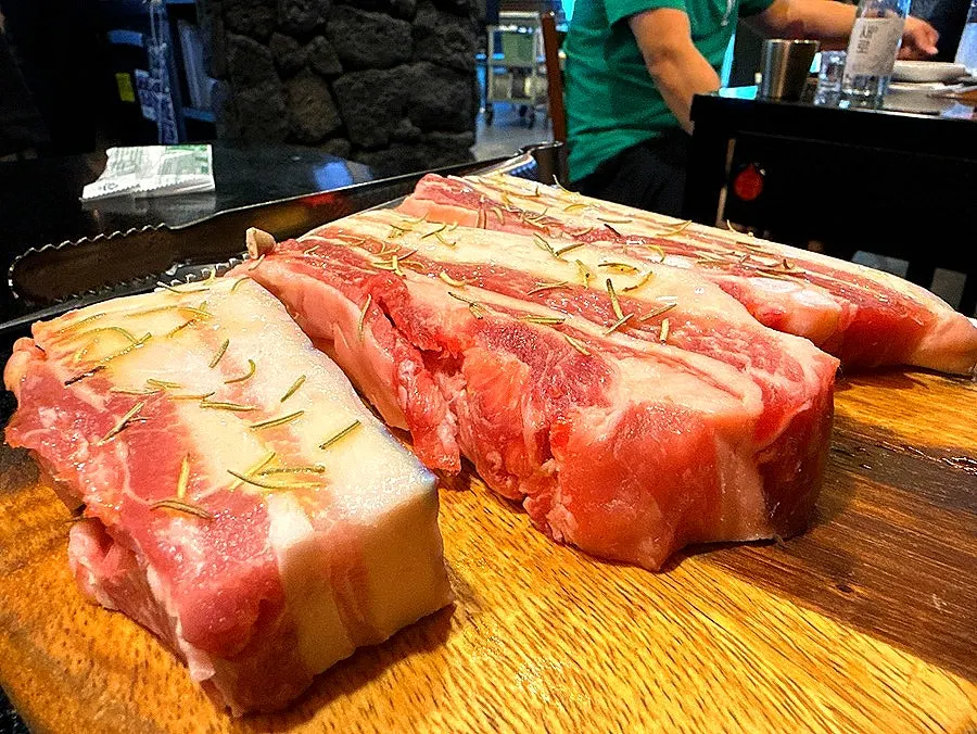 Wet-aged and dry-aged meat