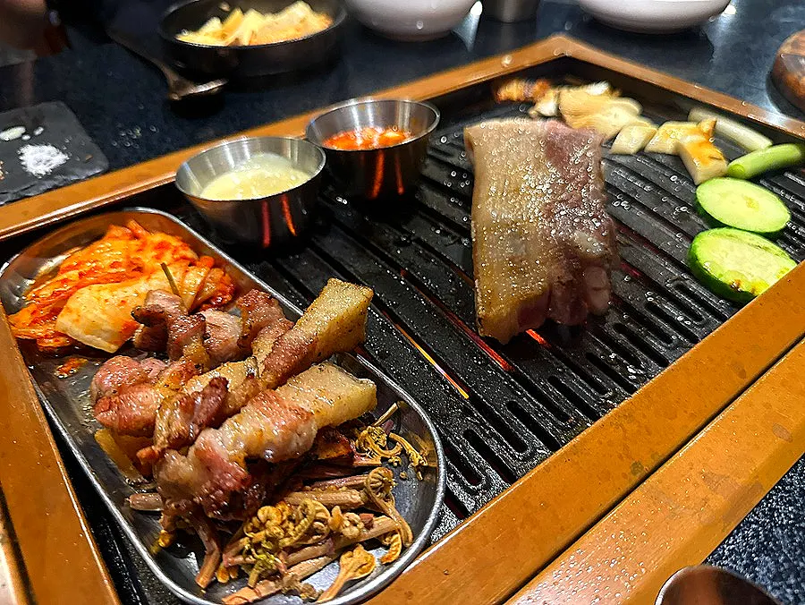 Staff-provided meat grilling service