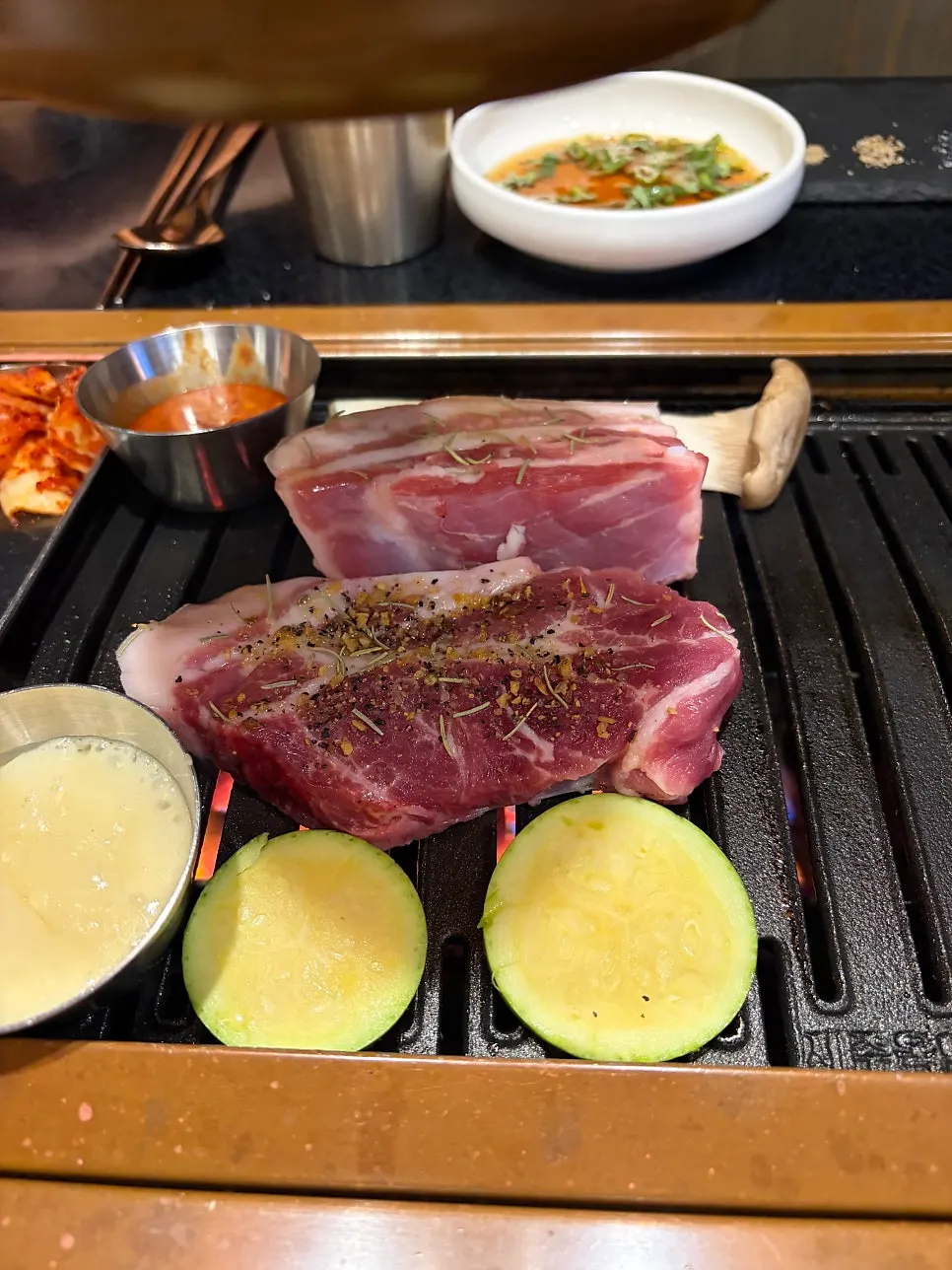 두툼한 흑돼지 삼겹살