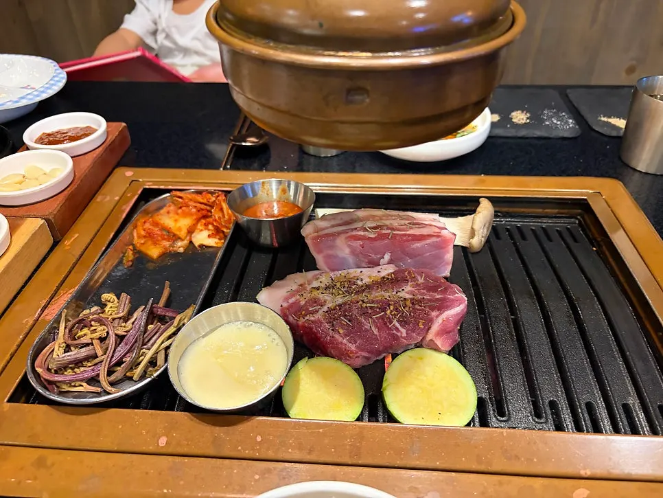 직원이 구워주는 흑돼지