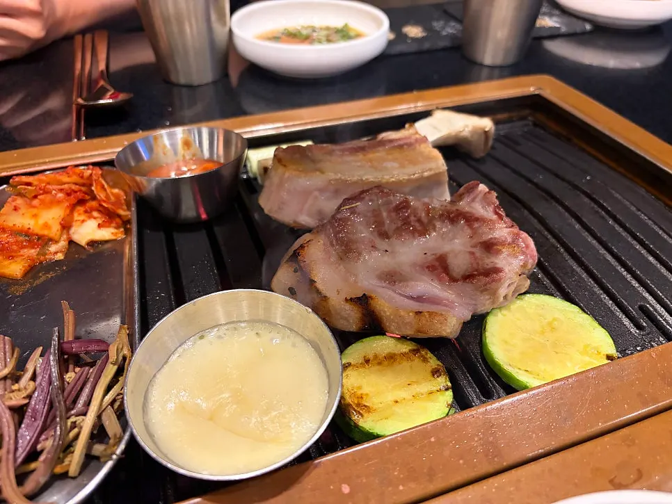 불판 위 흑돼지와 야채