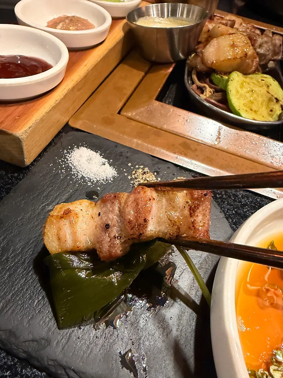 잘 익힌 고기 아이 식사