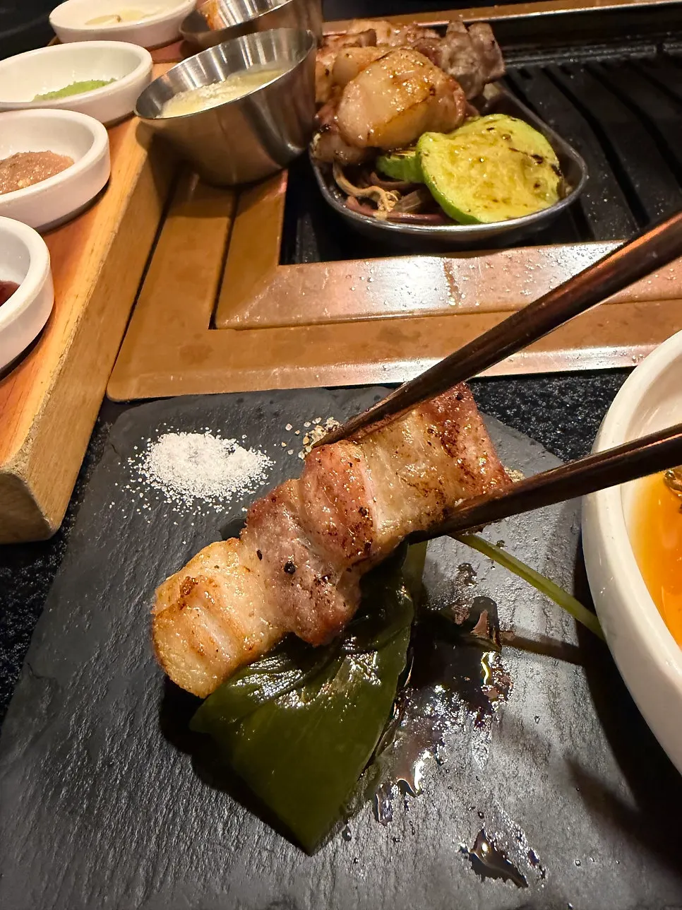 아기와 함께한 흑돼지 식사