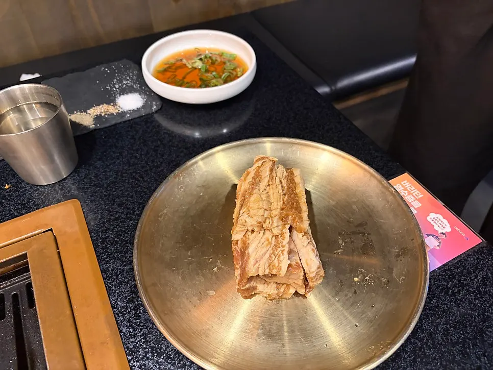 다양한 곁들임을 곁들인 흑돼지