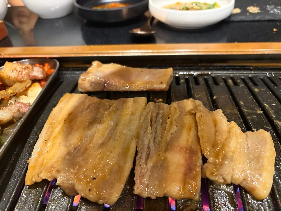 흑돼지 밑반찬 곁들임 구성