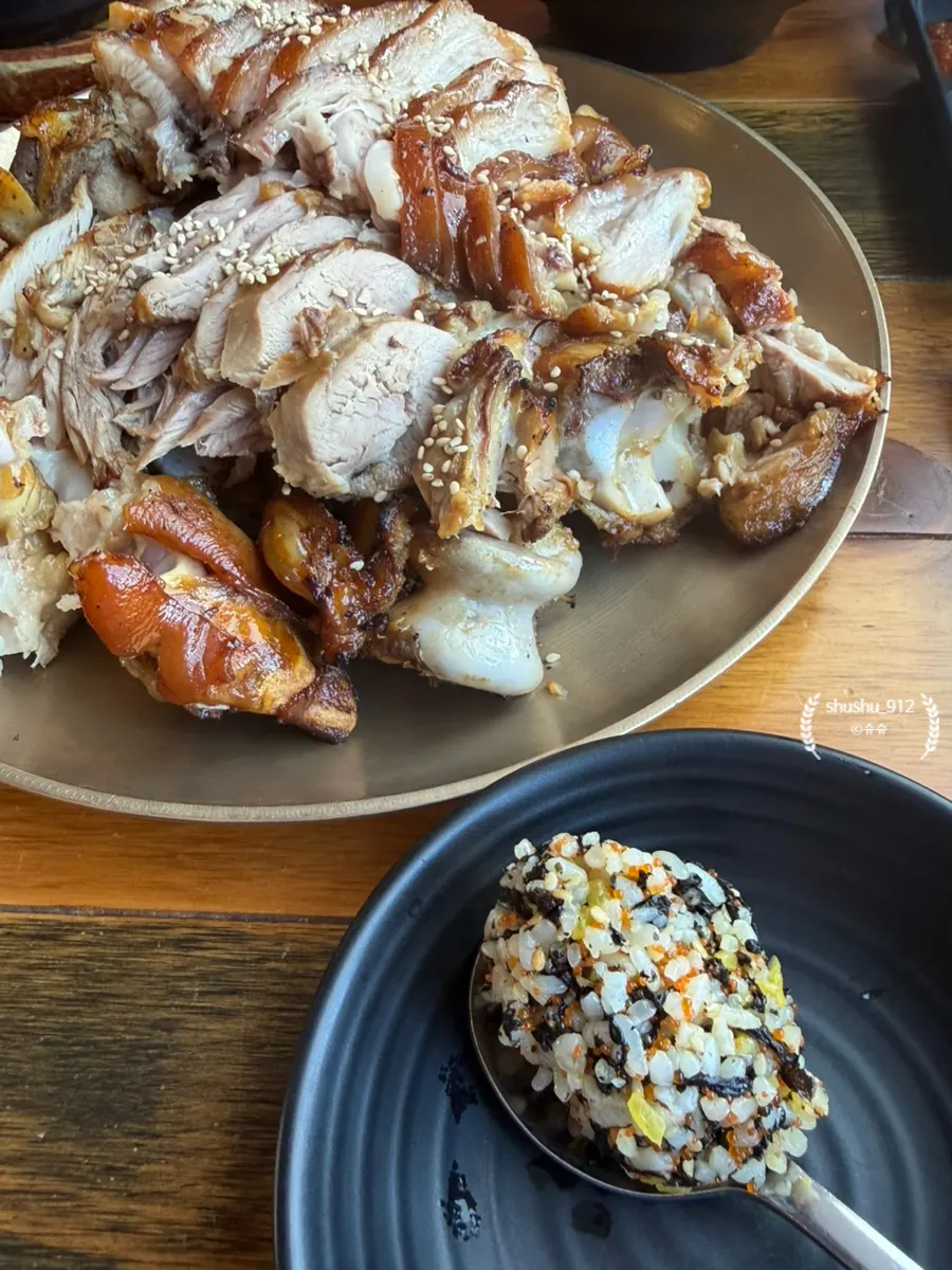 Charcoal-grilled jokbal with flying fish roe rice balls