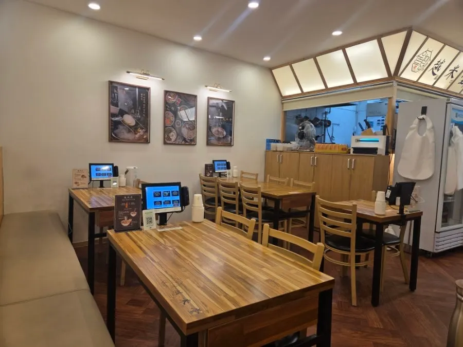 Comfortable restaurant atmosphere with a Korean-restaurant feel