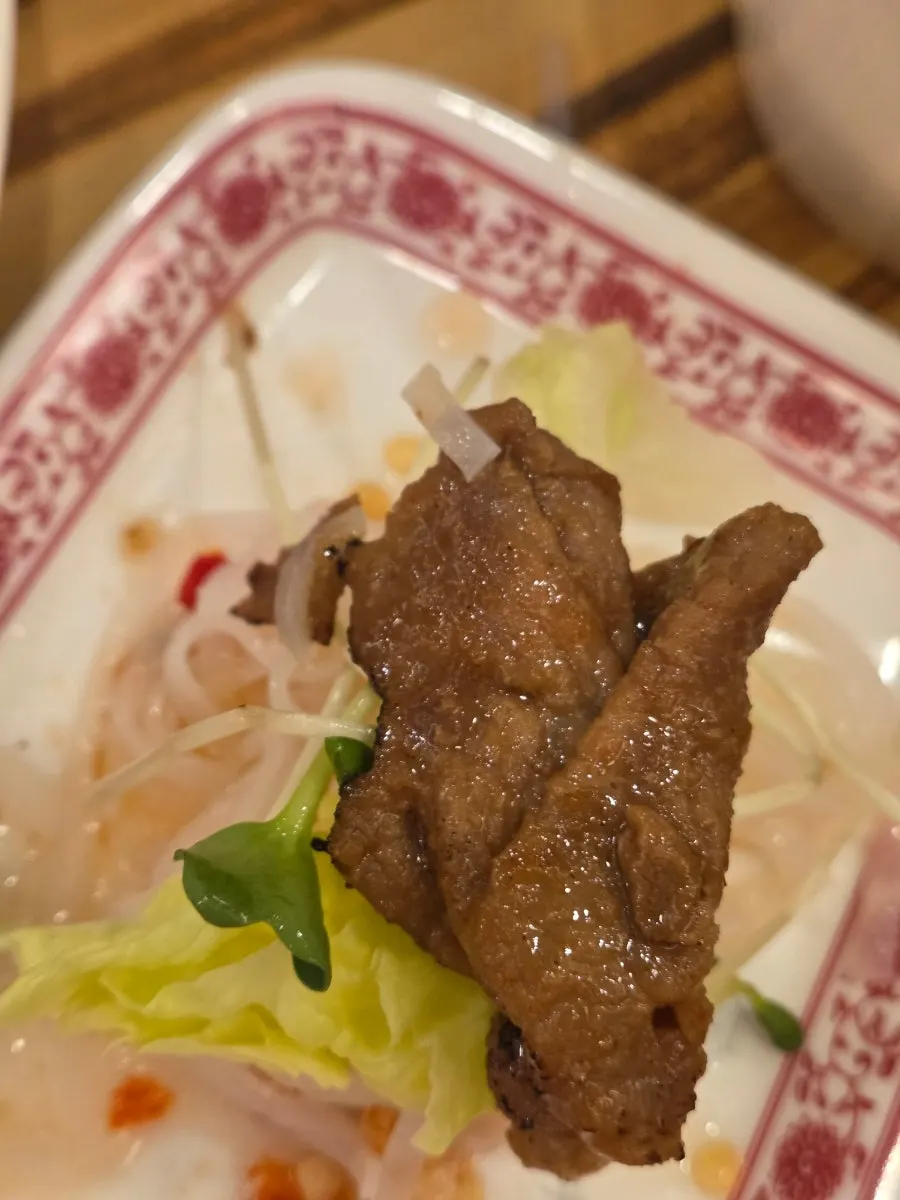 Bún chả served with lettuce and tomato