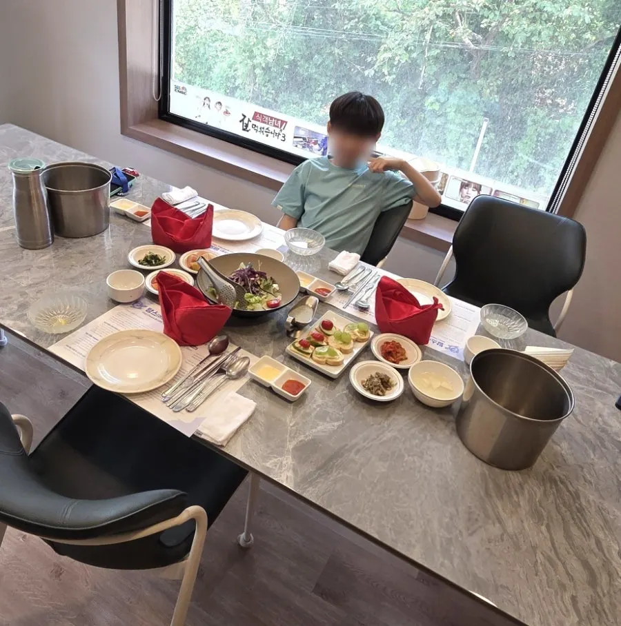 테이블이 있는 프라이빗 룸 좌석