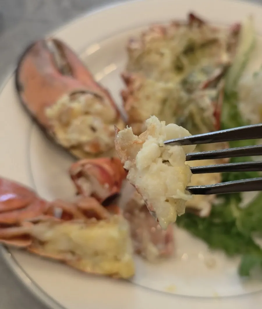 살이 꽉 찬 랍스터 구이 단면