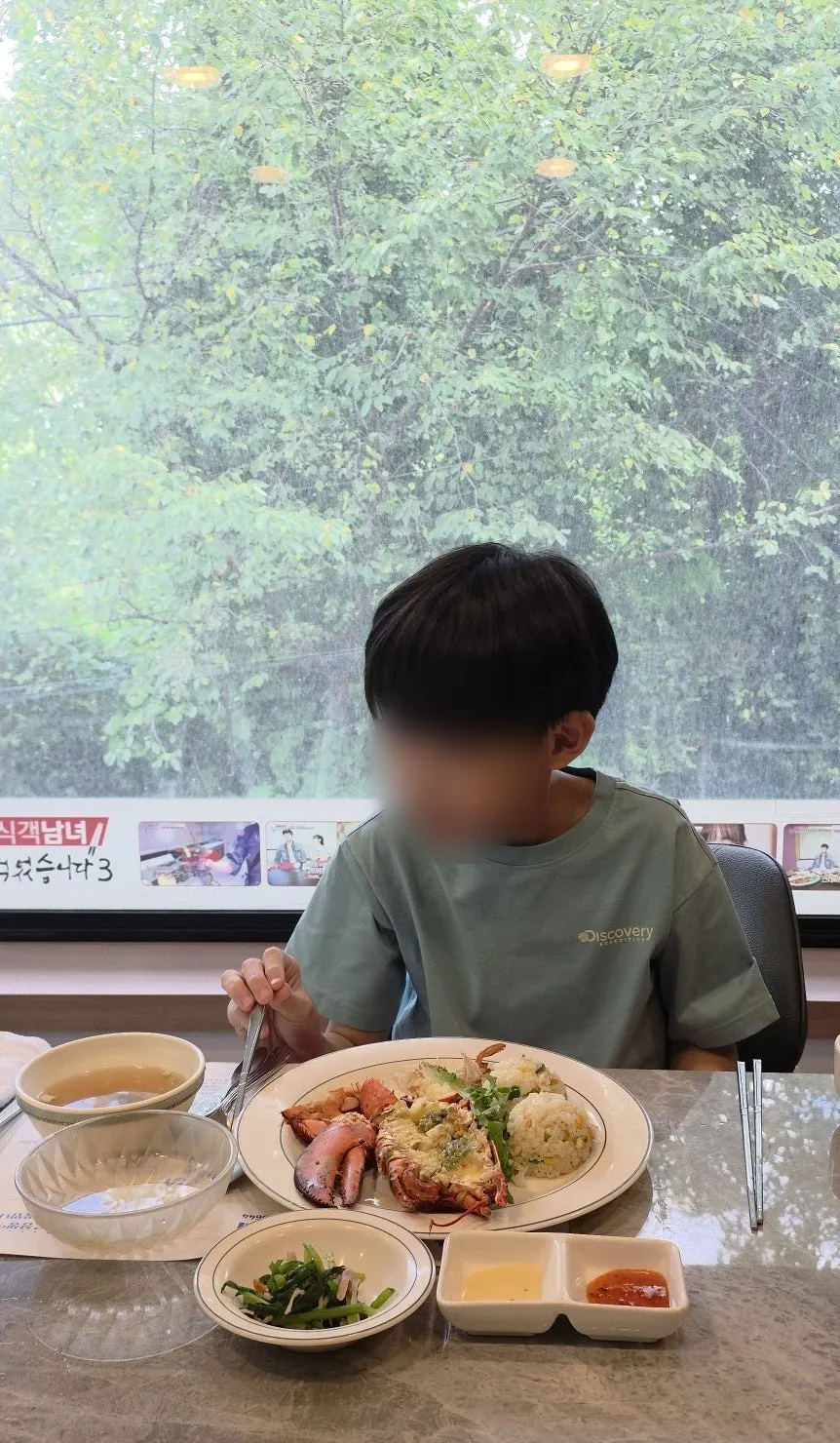 랍스터 살을 발라 먹는 모습