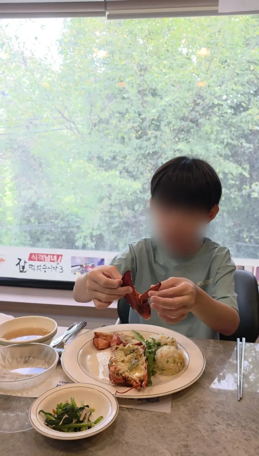 살이 꽉 찬 랍스터 집게발