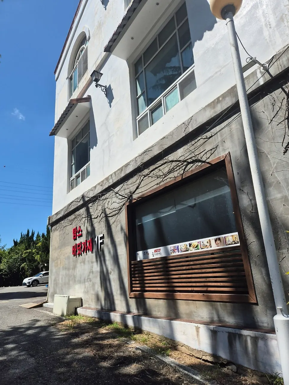 深山龙虾专用停车场与外部景观