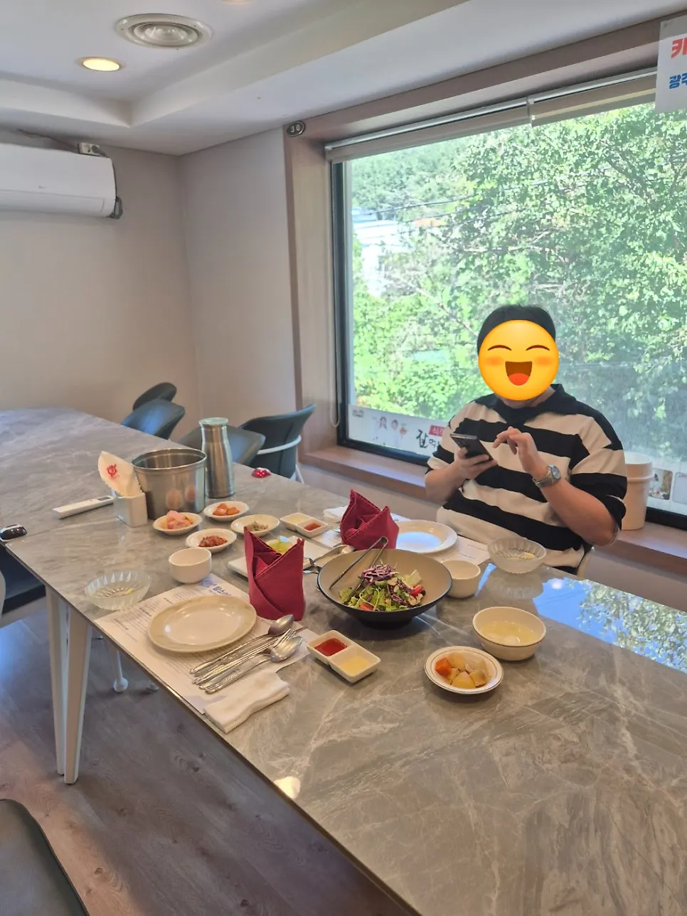 适合家庭聚会的宽敞包间空间