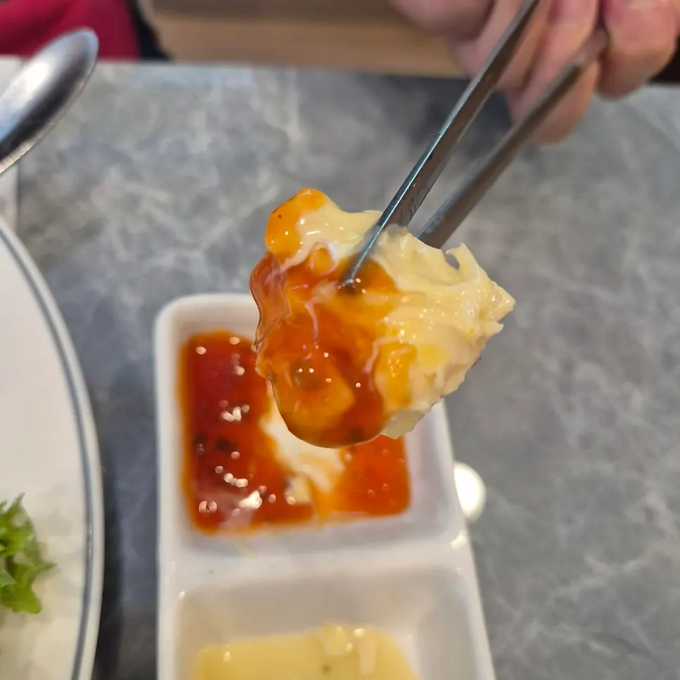 蘸酱食用的龙虾肉