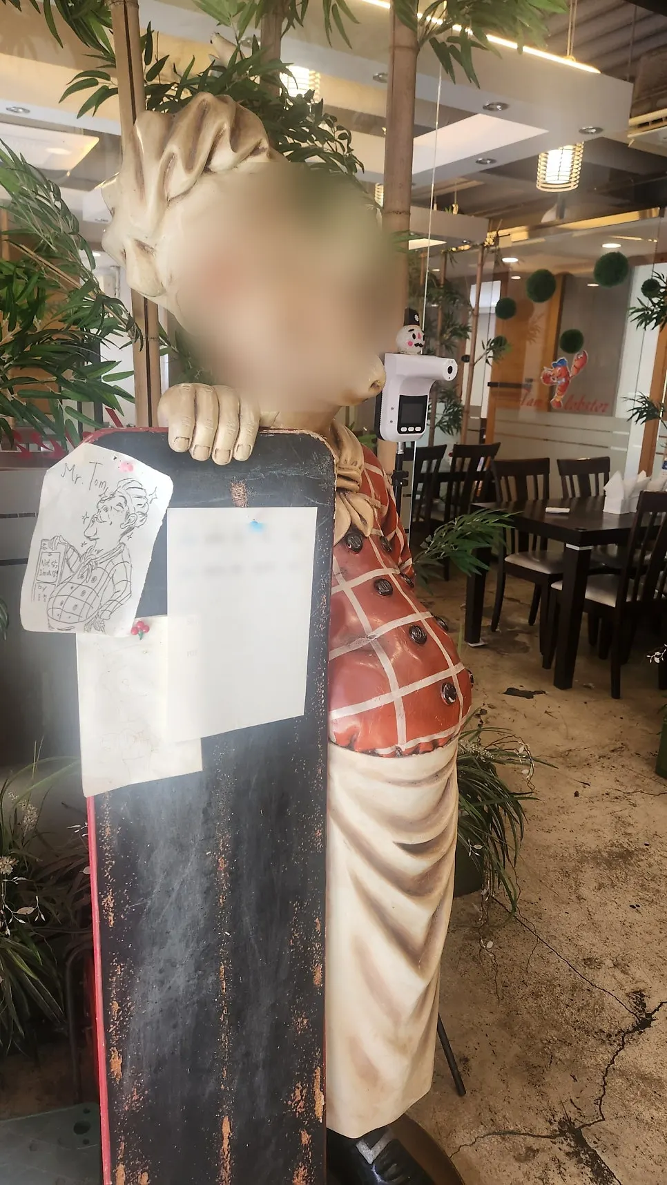 예약자 명단이 적힌 입구 조형물