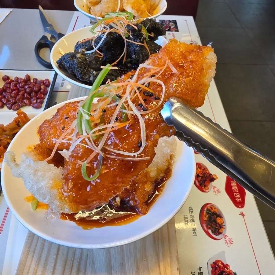 Original, black-vinegar soy sauce with squid ink, and chili three-color guobaorou