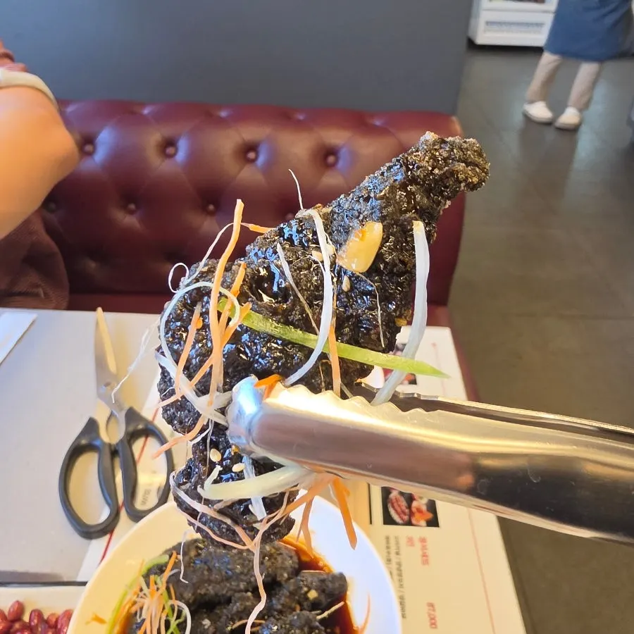 A full table of lamb skewers and three-color guobaorou