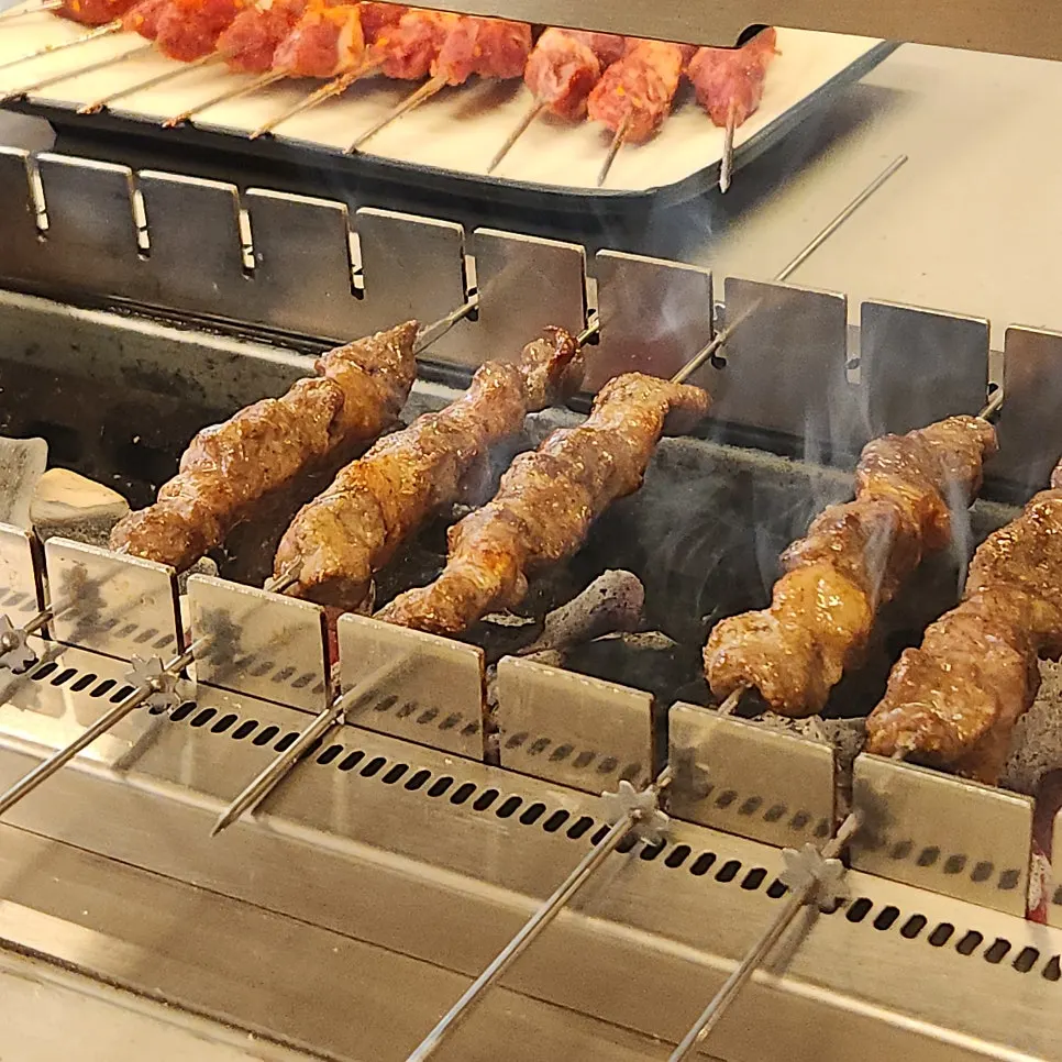꿔바로우와 구워지는 양꼬치