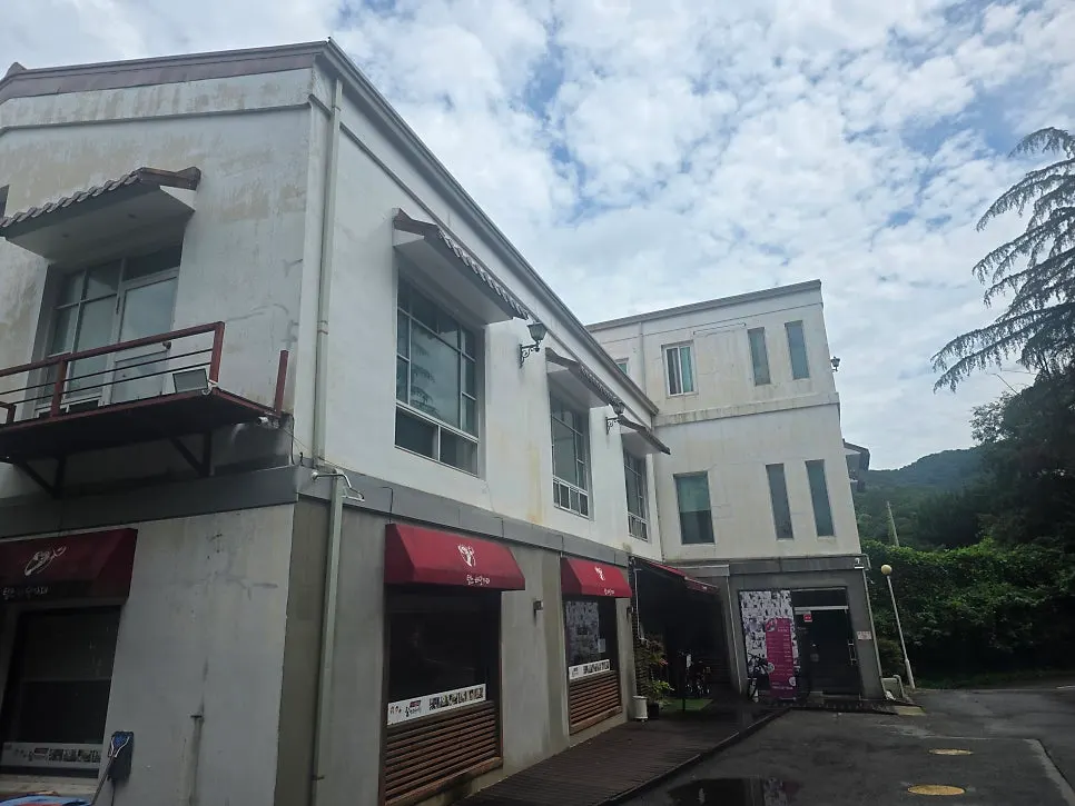 매장 옆 넓은 주차공간이 보이는 외부 모습