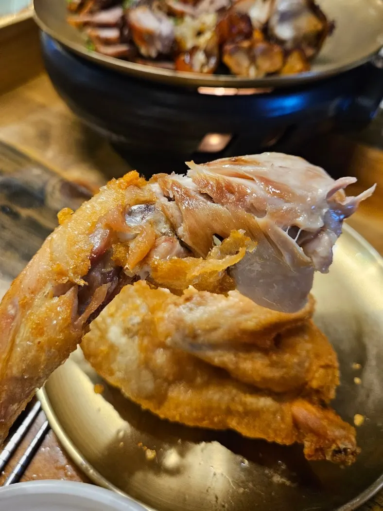 Freshly fried old-style chicken with mayo-ketchup cabbage salad