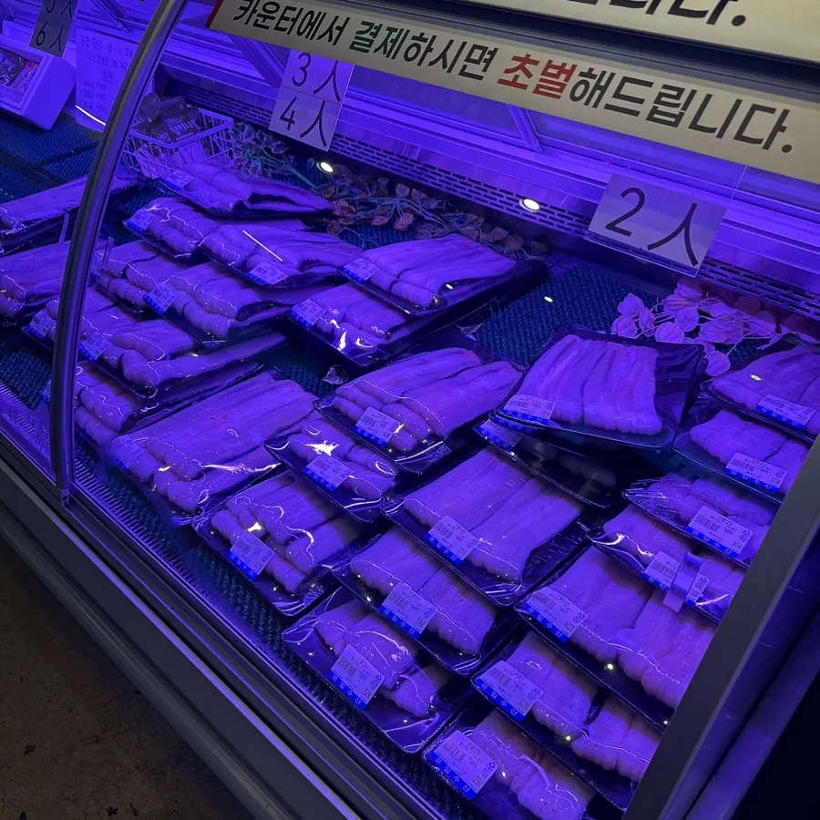 下処理済みうなぎが積まれたYuil Jangeoのショーケース