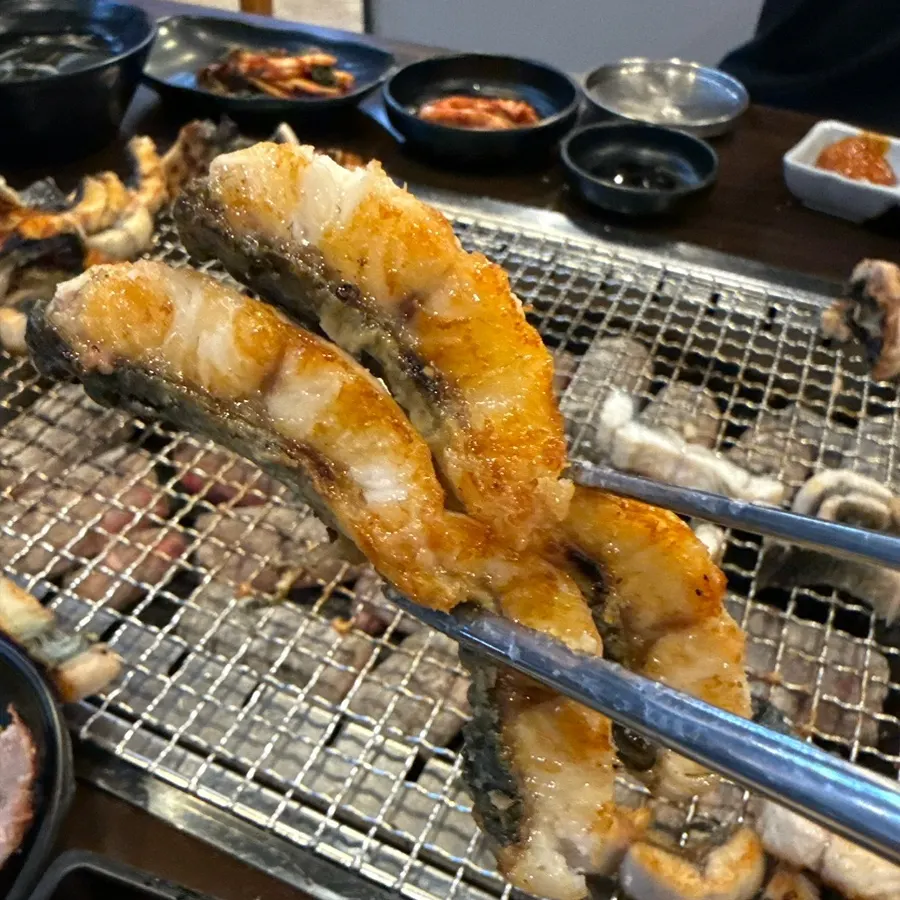 炭火の網の上で焼かれるうなぎ