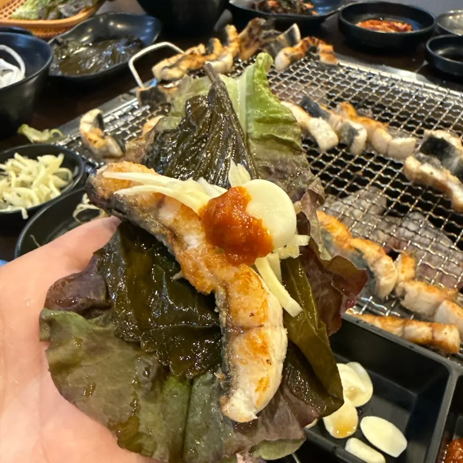 こんがりと焼き上がった大きなうなぎ