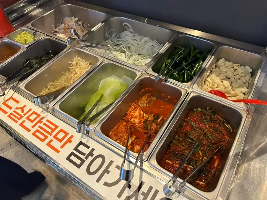 셀프바에 놓인 파김치와 밑반찬