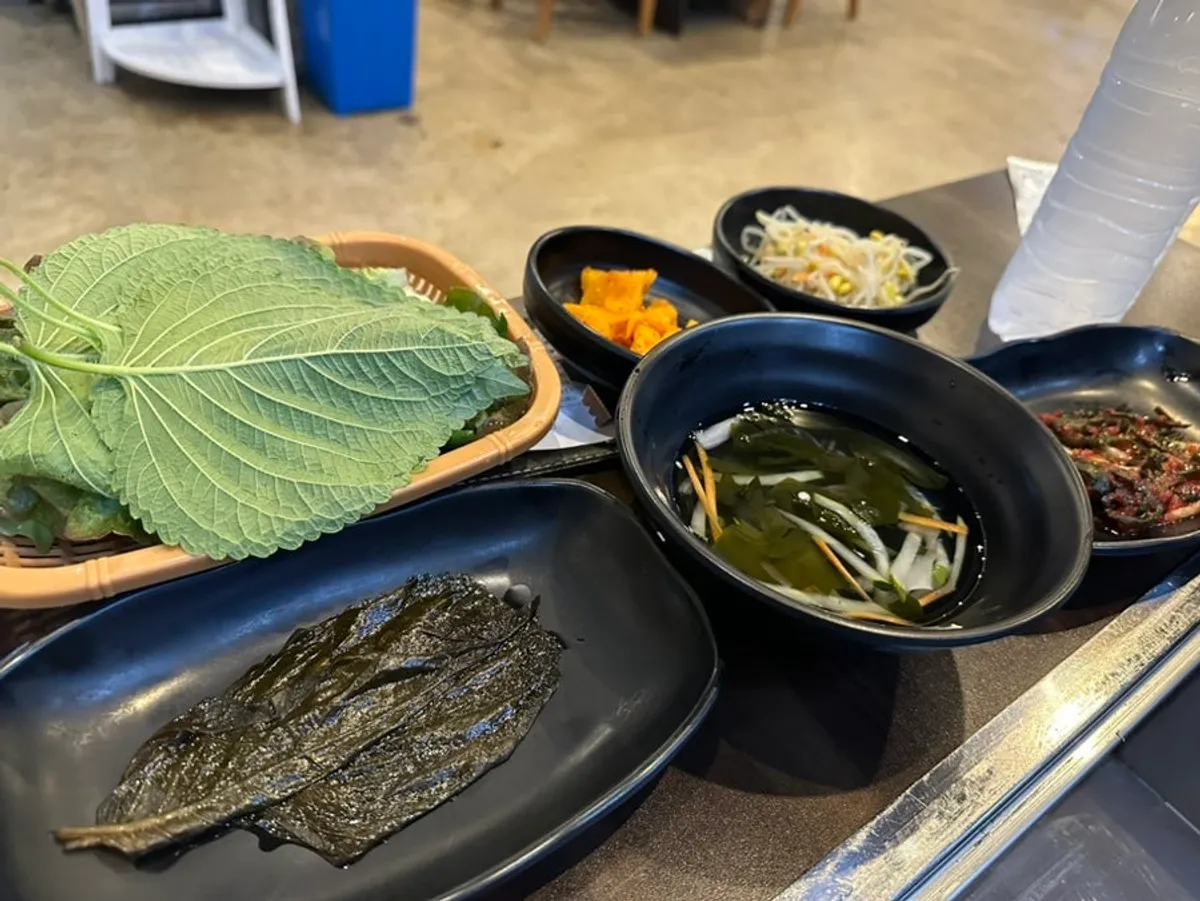 장어구이 상차림과 기본찬 한 상