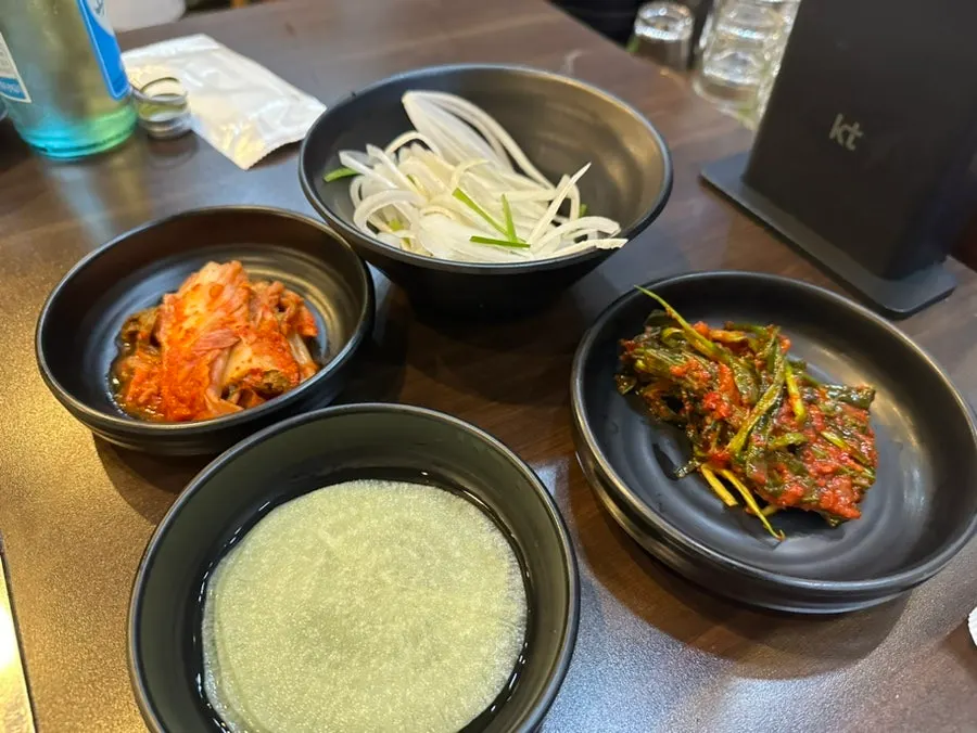 오이냉국과 쌈야채 등 기본찬