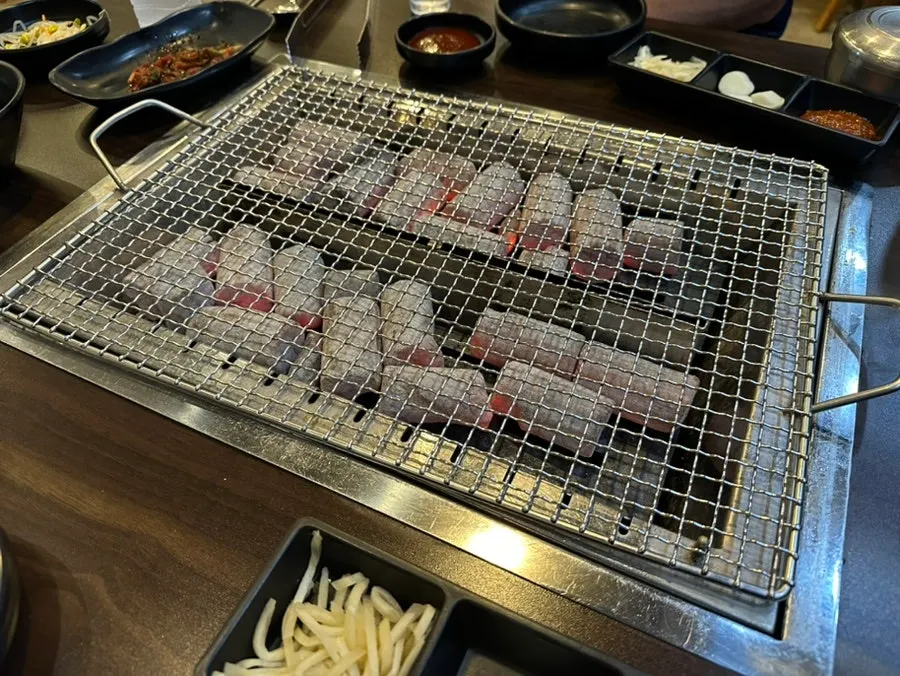 테이블에 올라온 숯불 화로
