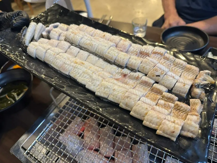 초벌된 민물장어 접시