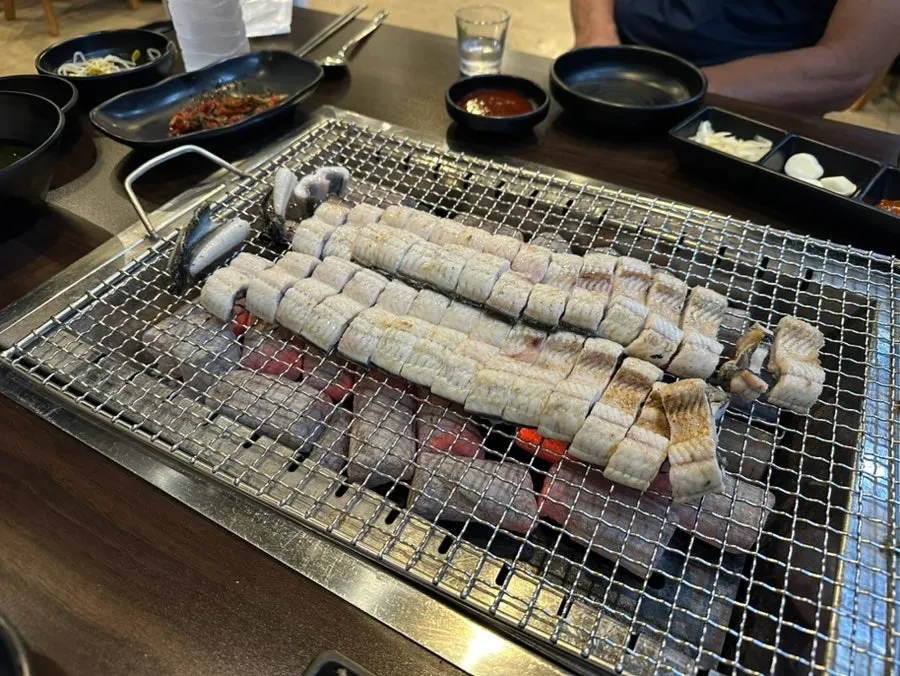 숯불 위에 올려 굽는 초벌 장어