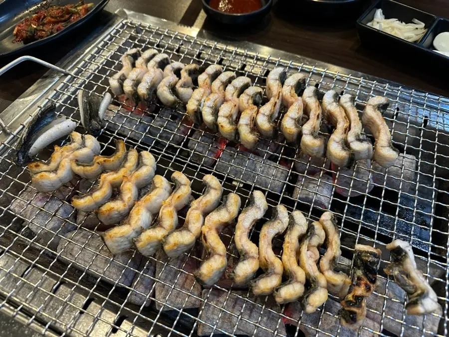 숯불에서 노릇하게 구워진 장어