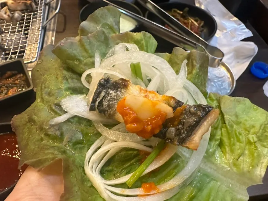 도톰하게 구워진 장어 클로즈업